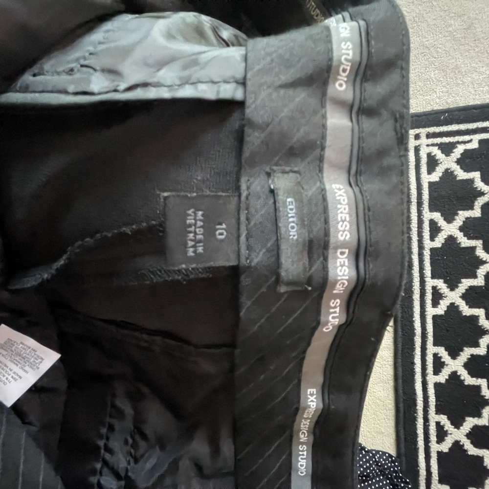 Express Shorts - Picture 3 of 3